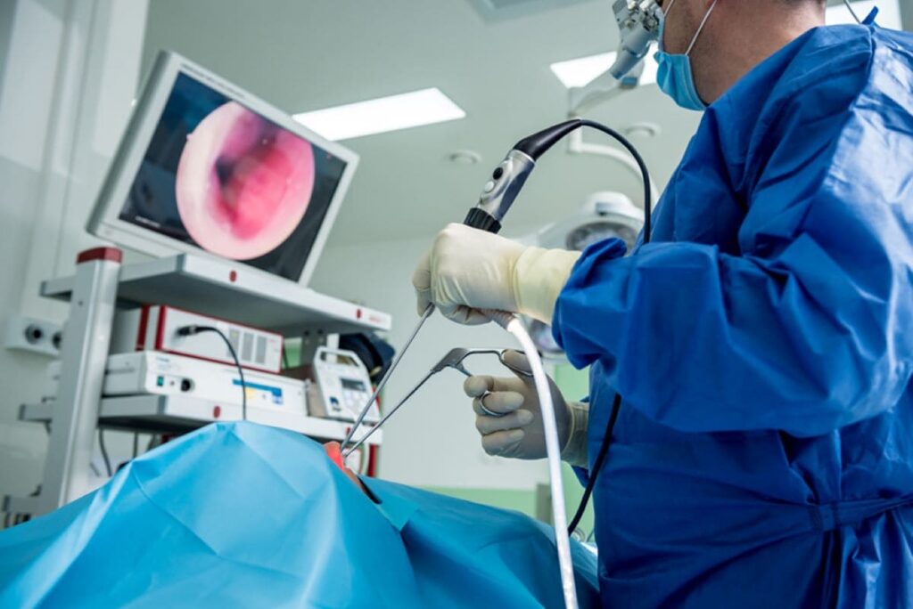 Operatie pentru corectia unui sept nazal deviat asistata endoscopic.