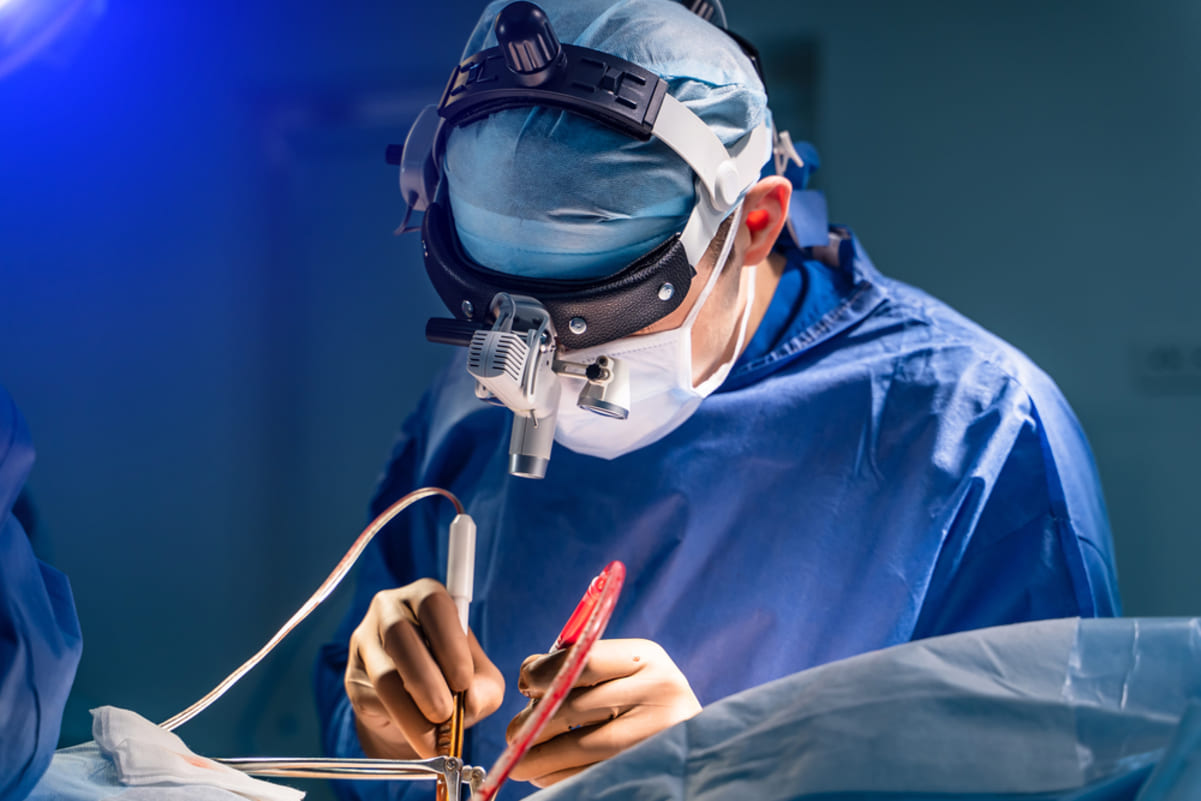 chirurg care efectueaza o operatie
