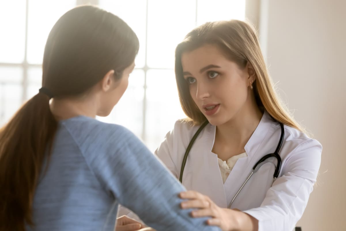 medic care consiliaza o femeie cu privire la solutiile de tratament disponibile