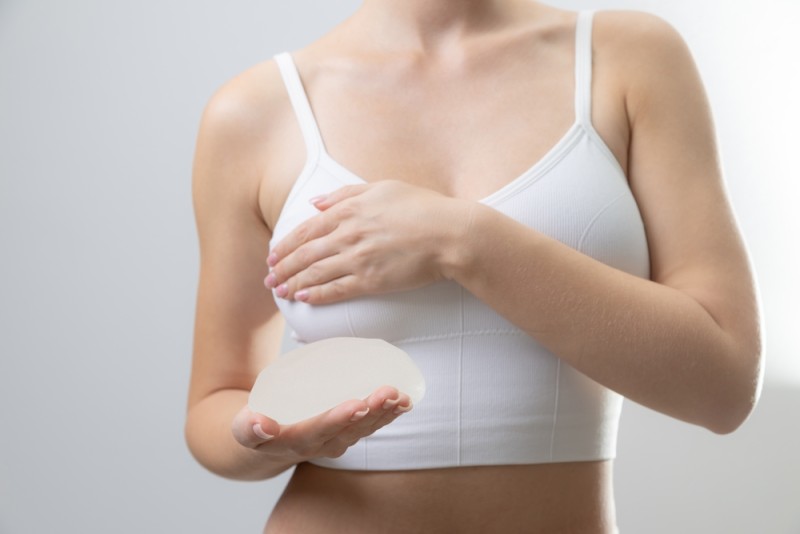 Femeie care ia in considerare marirea sanilor cu implant