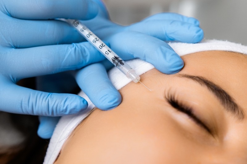 Femeie cu boli autoimune care consulta un medic despre Botox